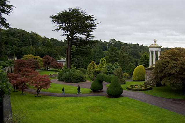 Alton Towers memorial and gardens, photograph by Paul Harrop, CC BY-SA 2.0; illustrative resort photo, not a smoking area