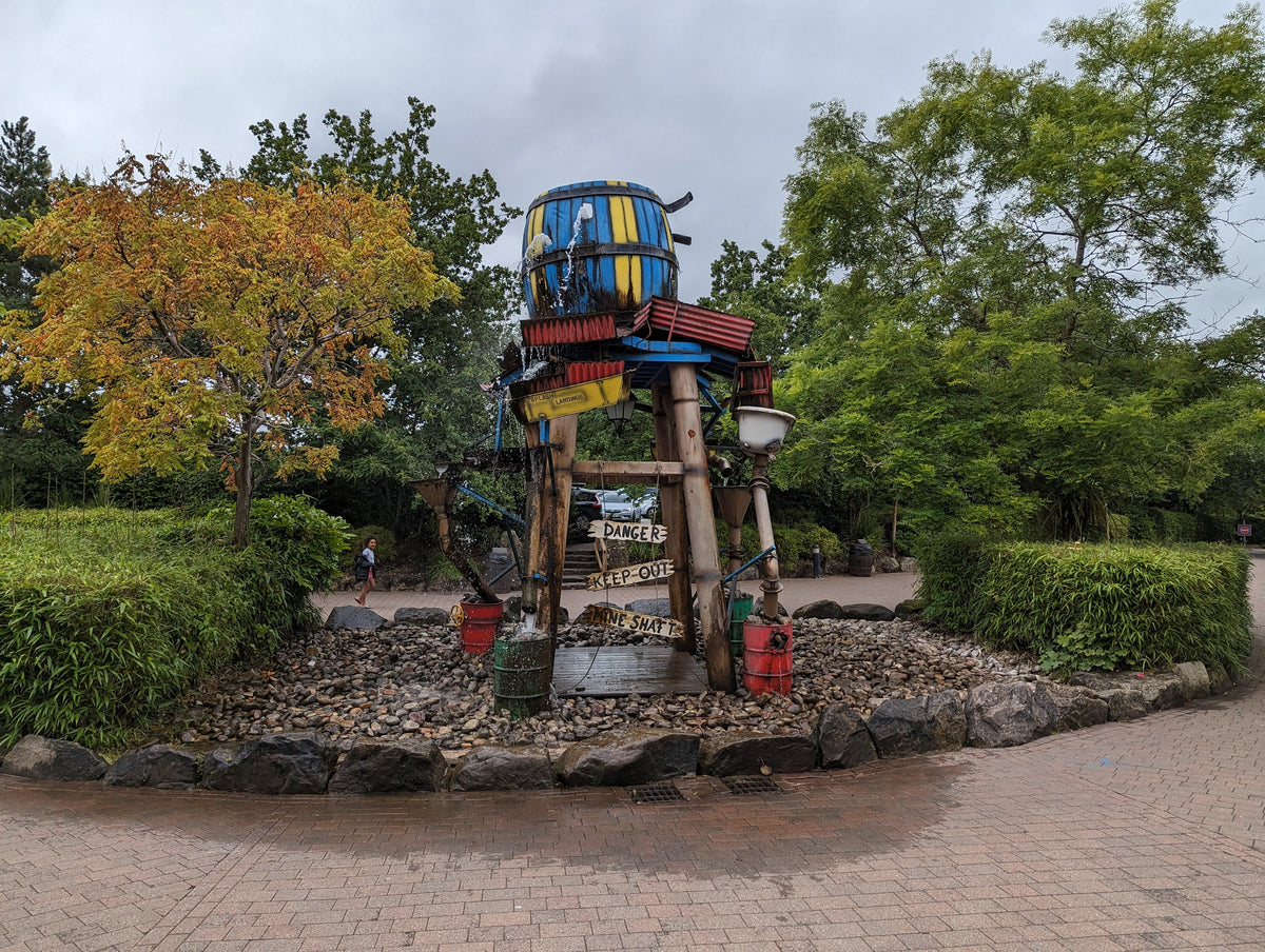 Splash Landings exterior sculpture photographed by TCExplorer, CC BY-SA 2.0; illustrative resort exterior, not a Waterpark pool